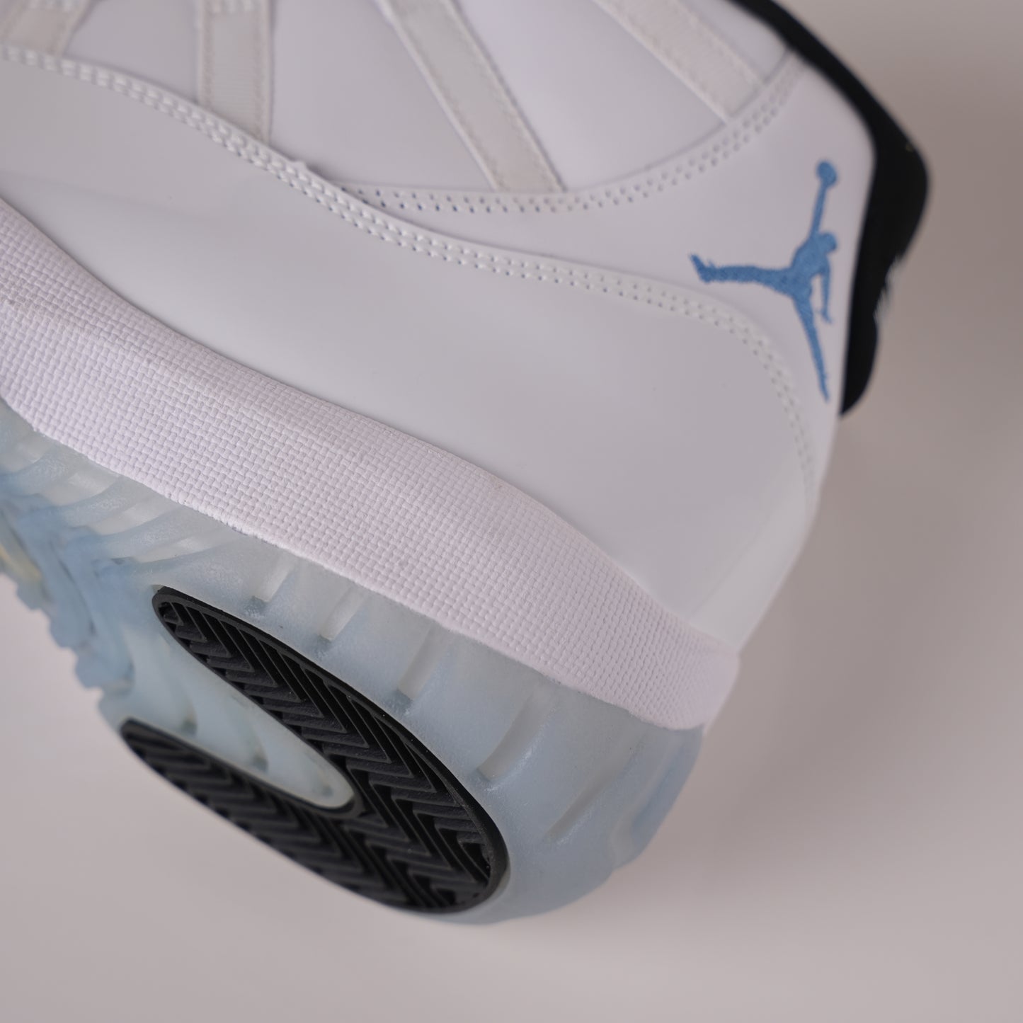 Air Jordan 11 Retro Legend Blue