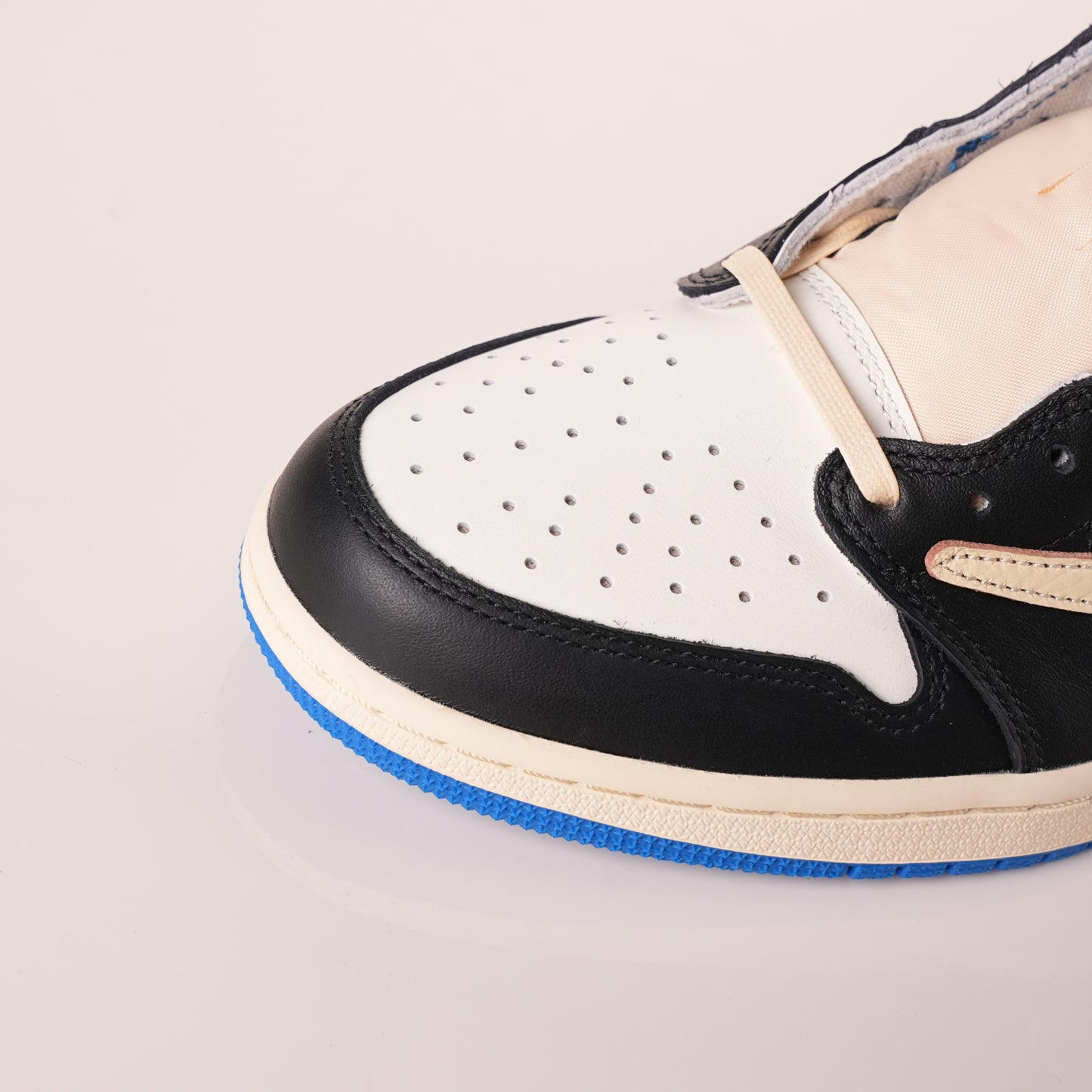 Travis Scott x Fragment Design x Air Jordan 1 Low DM7866-140
