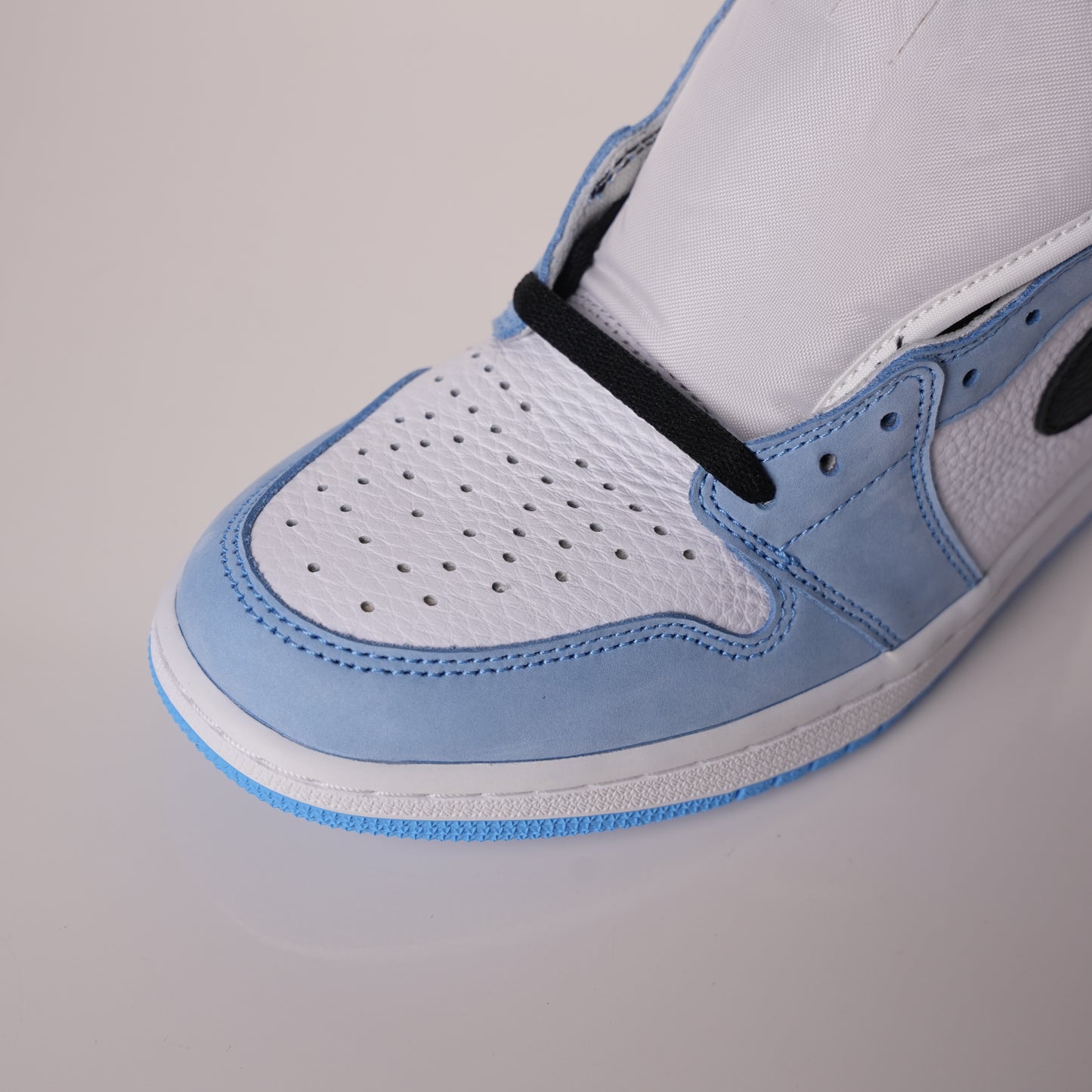 Air Jordan 1 Retro High White University Blue 555088-134