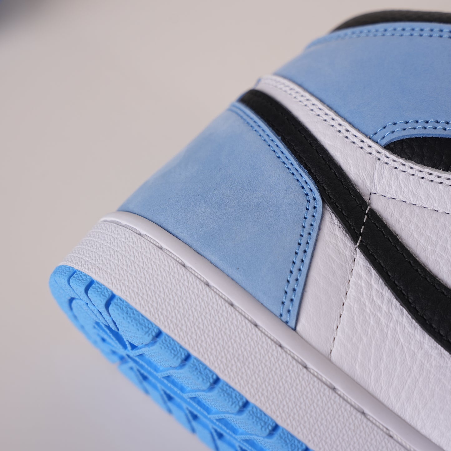 Air Jordan 1 Retro High White University Blue 555088-134