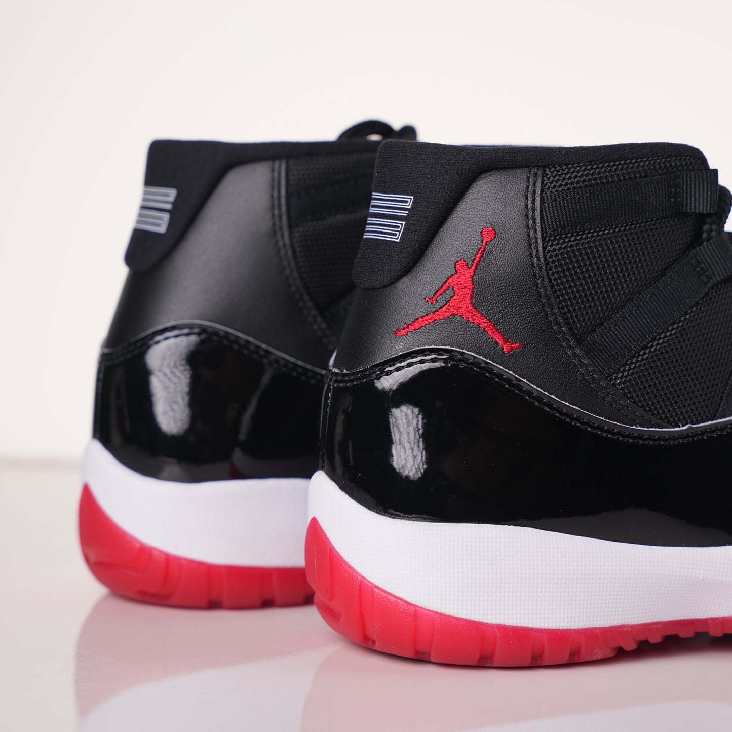 Air Jordan 11 Retro Playoffs Bred (2019) 378037-061