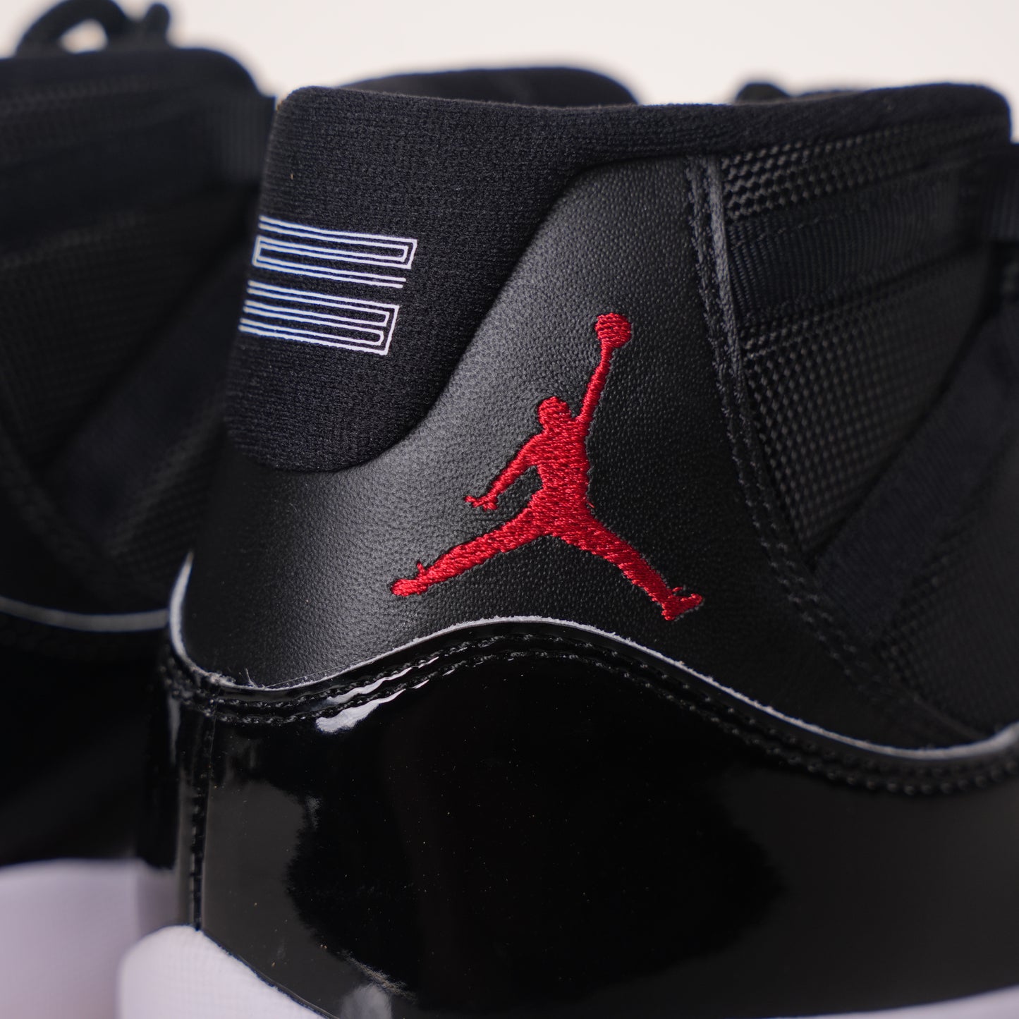 Air Jordan 11 Retro Playoffs Bred (2019) 378037-061