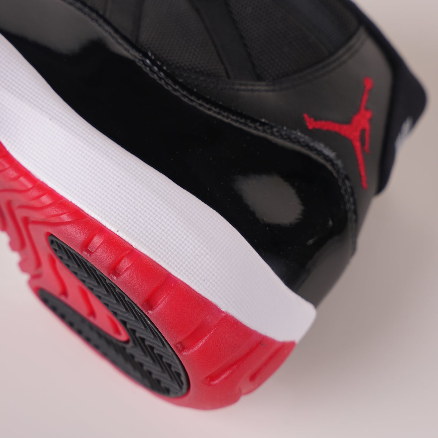 Air Jordan 11 Retro Playoffs Bred (2019) 378037-061