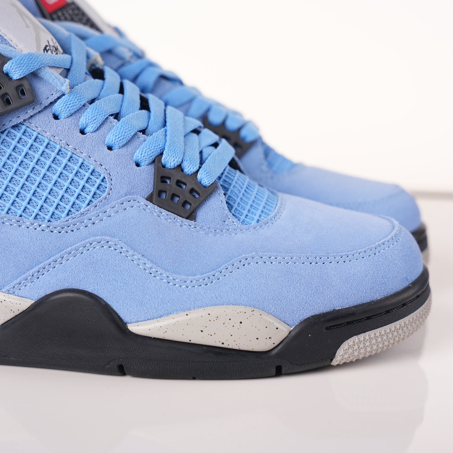 Air Jordan 4 Retro University Blue CT8527-400
