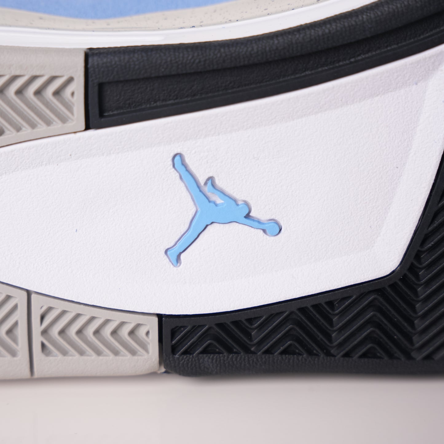 Air Jordan 4 Retro University Blue CT8527-400