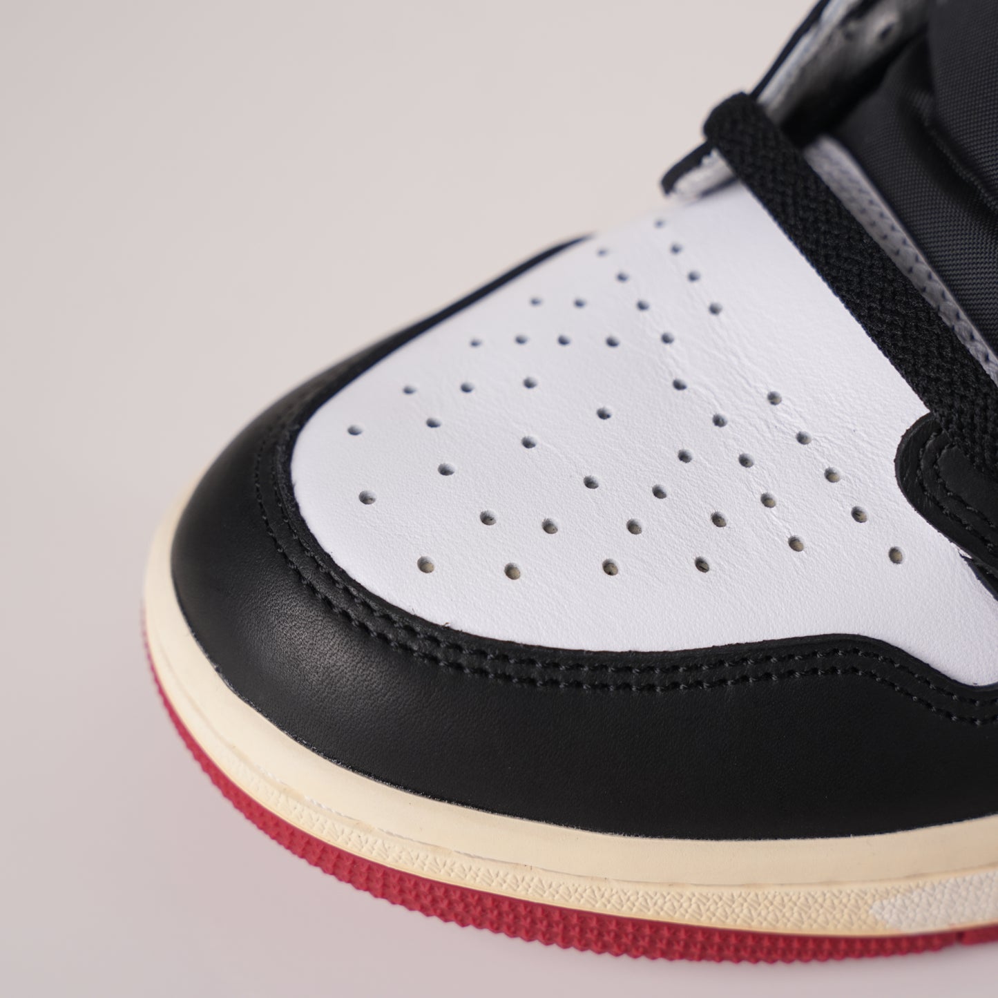Air Jordan 1 Retro High Satin Black Toe