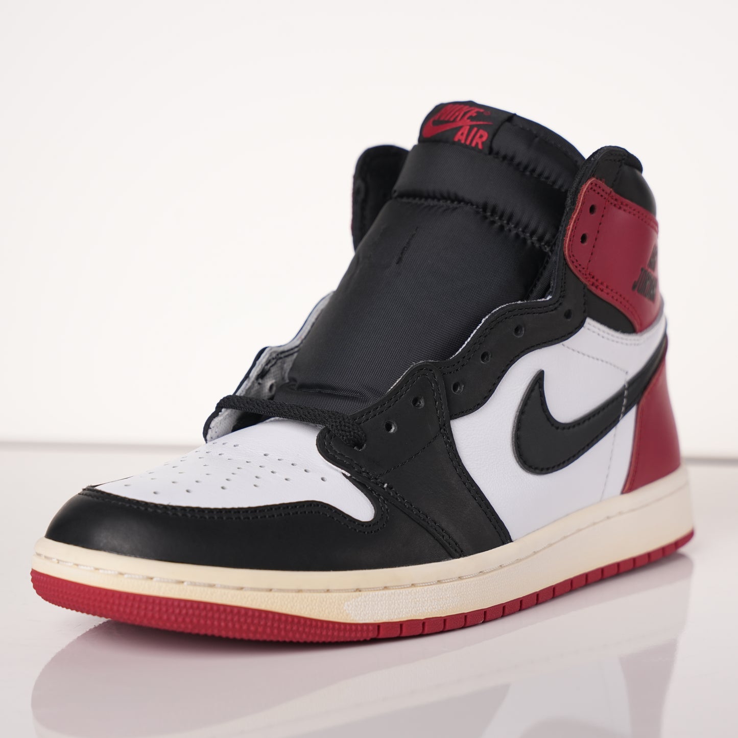 Air Jordan 1 Retro High Satin Black Toe