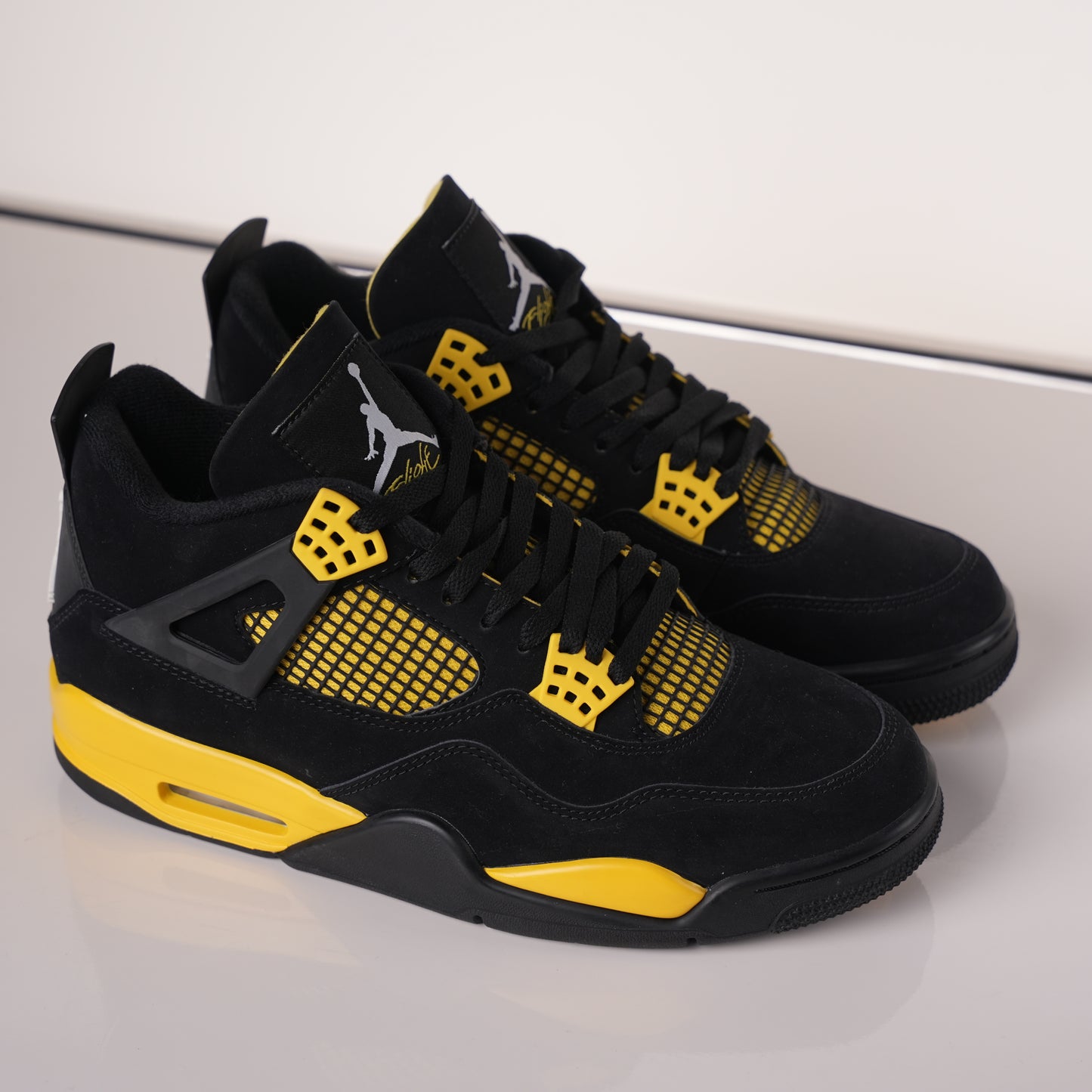 Air Jordan 4 Thunder
