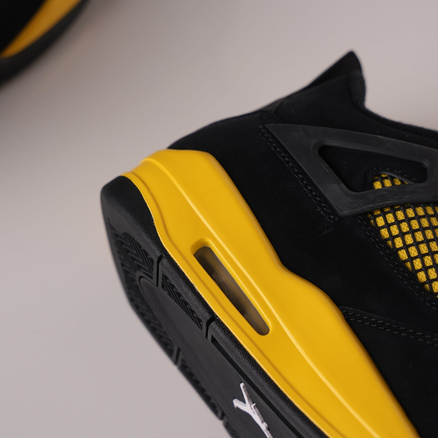 Air Jordan 4 Thunder