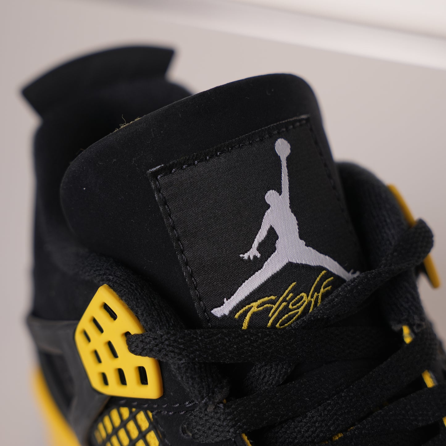 Air Jordan 4 Thunder