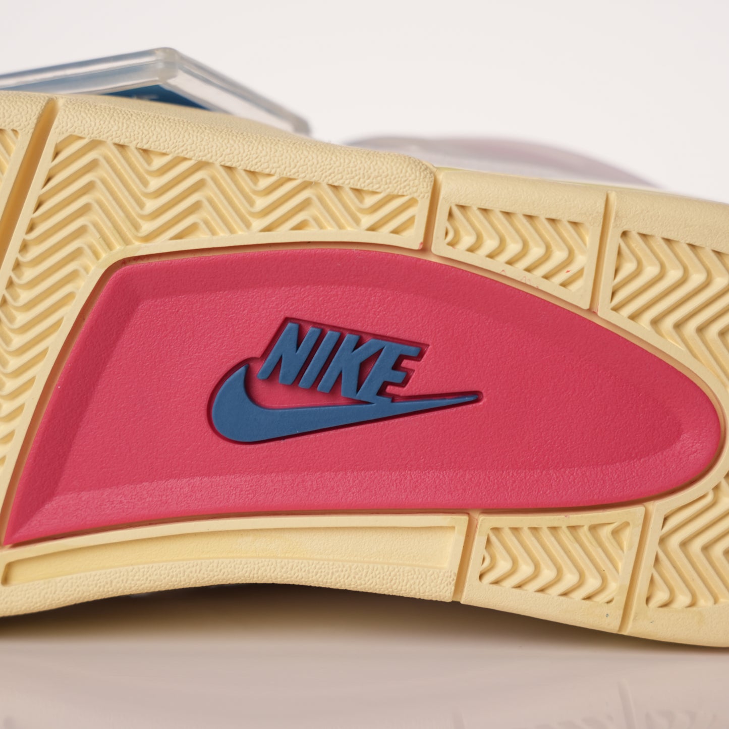 Air Jordan 4 Retro Union Guava Ice