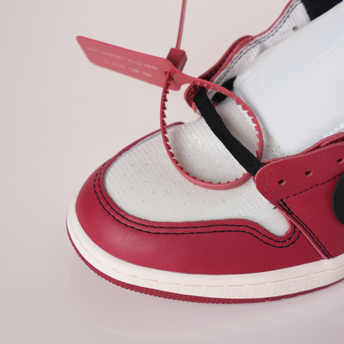Air Jordan 1 Retro High Off-White Chicago